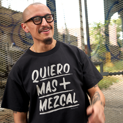mi amigo bryan esta modelando nuestra nueva camiseta de "quiero mas mezcal" en una caminata que hicimos en ridgewood queens