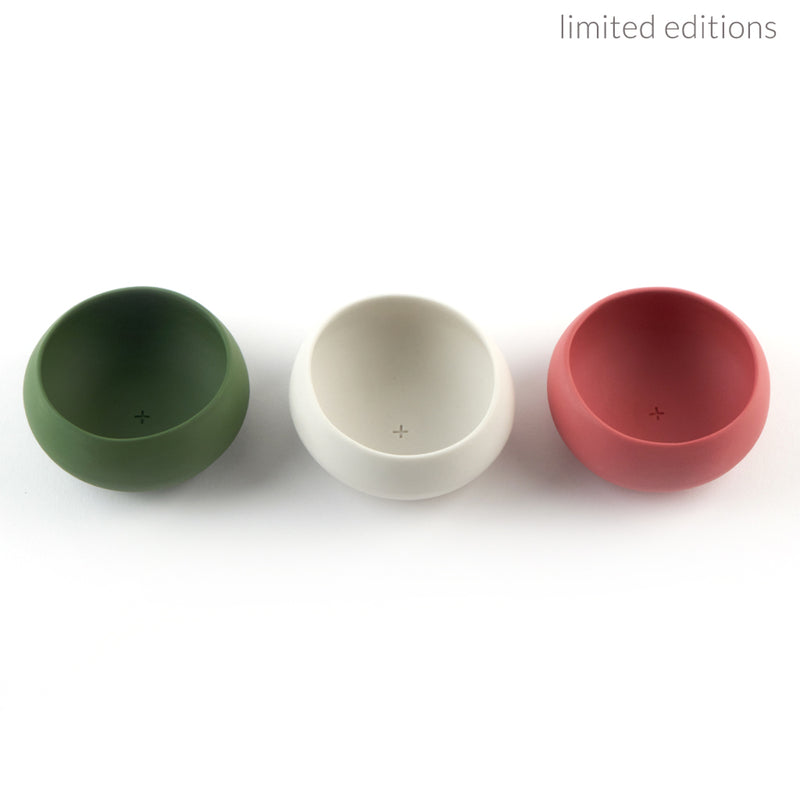 Handmade porcelain copitas in green, white and red.